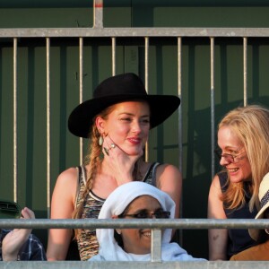 Amber Heard et son compagnon Vito Schnabel assistent à un match lors du tournoi de tennis de Wimbledon à Londres le 6 juillet 2018