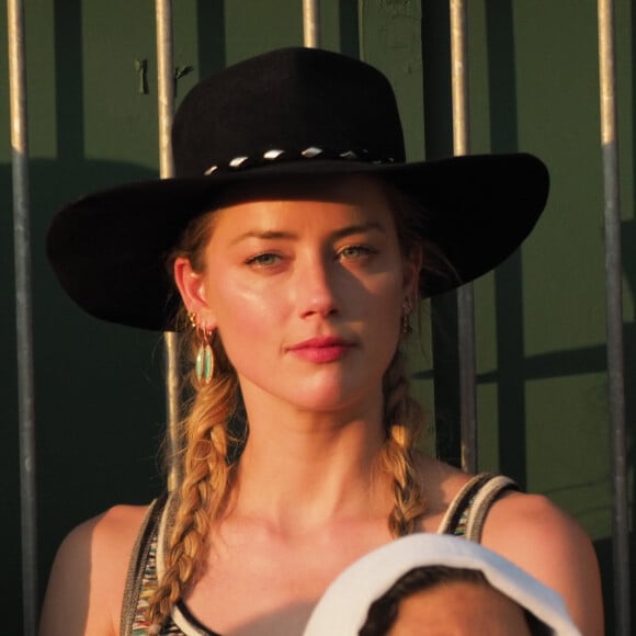 Amber Heard et son compagnon Vito Schnabel assistent à un match lors du tournoi de tennis de Wimbledon à Londres le 6 juillet 2018