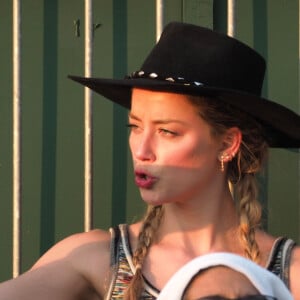 Amber Heard et son compagnon Vito Schnabel assistent à un match lors du tournoi de tennis de Wimbledon à Londres le 6 juillet 2018