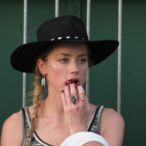 Amber Heard et son compagnon Vito Schnabel assistent à un match lors du tournoi de tennis de Wimbledon à Londres le 6 juillet 2018