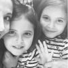 Fabienne Carat avec Camélia et Jaïlys Medjdoub (ces deux soeurs jumelles qui incarnent Lucie dans "Plus belle la vie" sur France 3) sur Instagram. Avril 2018.