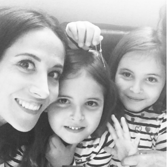 Fabienne Carat avec Camélia et Jaïlys Medjdoub (ces deux soeurs jumelles qui incarnent Lucie dans "Plus belle la vie" sur France 3) sur Instagram. Avril 2018.