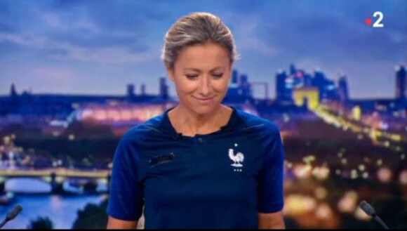 Anne-Sophie Lapix présente le JT de 20H en portant le maillot de l'équipe de France - France 2, 10 juillet 2018