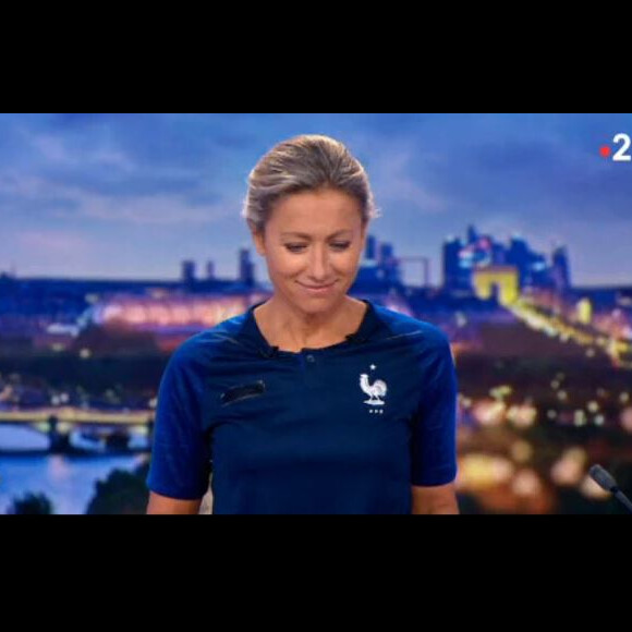 Anne-Sophie Lapix présente le JT de 20H en portant le maillot de l'équipe de France - France 2, 10 juillet 2018