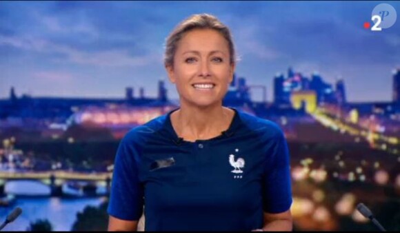 Anne-Sophie Lapix présente le JT de 20H en portant le maillot de l'équipe de France - France 2, 10 juillet 2018