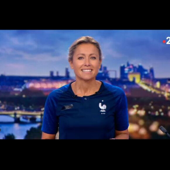 Anne-Sophie Lapix présente le JT de 20H en portant le maillot de l'équipe de France - France 2, 10 juillet 2018