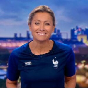 Anne-Sophie Lapix présente le JT de 20H en portant le maillot de l'équipe de France - France 2, 10 juillet 2018