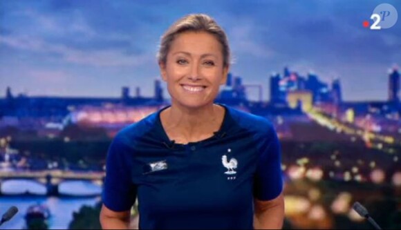 Anne-Sophie Lapix présente le JT de 20H en portant le maillot de l'équipe de France - France 2, 10 juillet 2018