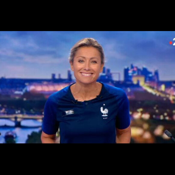 Anne-Sophie Lapix présente le JT de 20H en portant le maillot de l'équipe de France - France 2, 10 juillet 2018