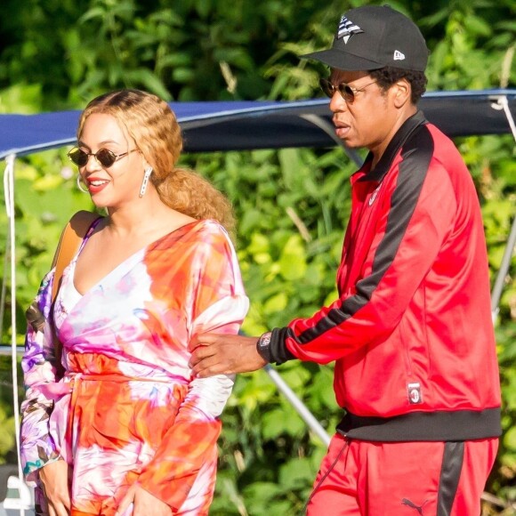 Jay-Z et sa femme Beyonce sont allés découvrir en bateau le Lac de Côme en Italie. Le couple est arrivé au volant d'une magnifique Fiat Spider rouge. Le 7 juillet 2018