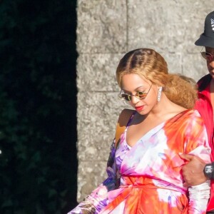 Jay-Z et sa femme Beyonce sont allés découvrir en bateau le Lac de Côme en Italie. Le couple est arrivé au volant d'une magnifique Fiat Spider rouge. Le 7 juillet 2018