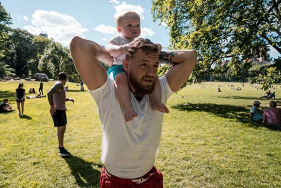 Conor McGregor avec son fils Conor Jr., photo Instagram de sa compagne Dee Devlin en juin 2018 à l'occasion de la fête des Pères. Dee est enceinte de leur second enfant.