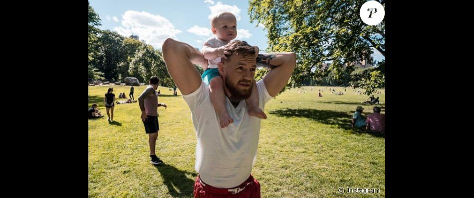 Conor McGregor avec son fils Conor Jr., photo Instagram de sa compagne Dee Devlin en juin 2018 à l&#039;occasion de la fête des Pères. Dee est enceinte de leur second enfant.