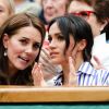 La duchesse Catherine de Cambridge (Kate Middleton) et la duchesse Meghan de Sussex (Meghan Markle) à Wimbledon le 14 juillet 2018.