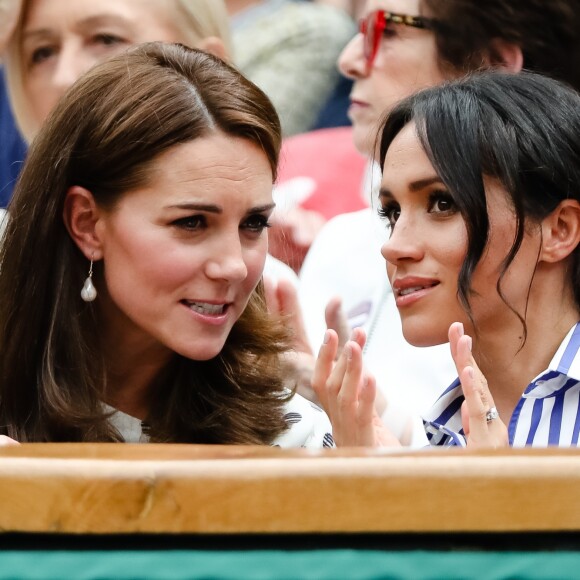 La duchesse Catherine de Cambridge (Kate Middleton) et la duchesse Meghan de Sussex (Meghan Markle) à Wimbledon le 14 juillet 2018.