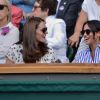 La duchesse Catherine de Cambridge (Kate Middleton) et la duchesse Meghan de Sussex (Meghan Markle) à Wimbledon le 14 juillet 2018.