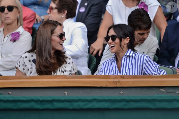 La duchesse Catherine de Cambridge (Kate Middleton) et la duchesse Meghan de Sussex (Meghan Markle) à Wimbledon le 14 juillet 2018.