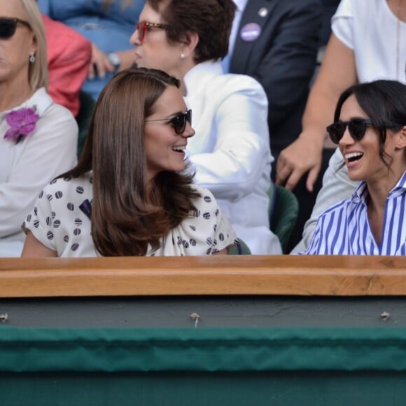 La duchesse Catherine de Cambridge (Kate Middleton) et la duchesse Meghan de Sussex (Meghan Markle) à Wimbledon le 14 juillet 2018.