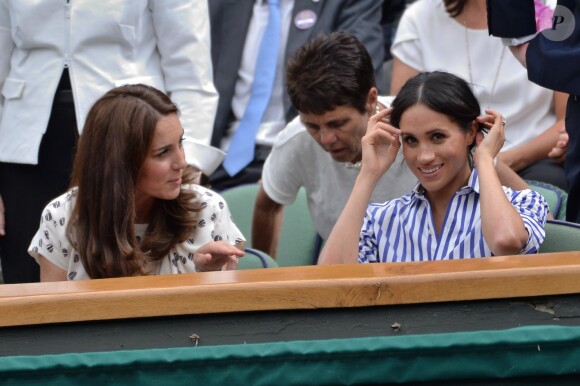 La duchesse Catherine de Cambridge (Kate Middleton) et la duchesse Meghan de Sussex (Meghan Markle) à Wimbledon le 14 juillet 2018.