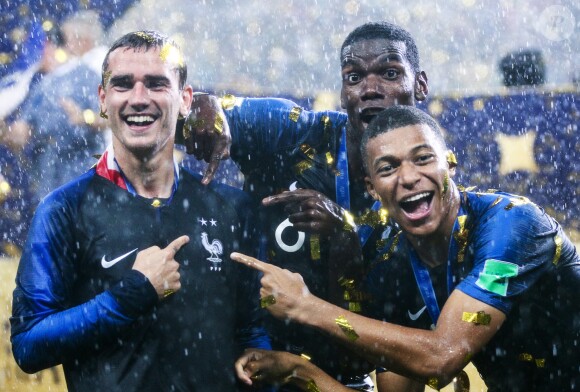 L'équipe de France sur la pelouse du stade Loujniki après leur victoire sur la Croatie (4-2) en finale de la Coupe du Monde 2018 (FIFA World Cup Russia2018), le 15 juillet 2018.