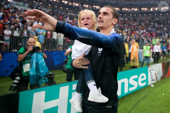 L'équipe de France sur la pelouse du stade Loujniki après leur victoire sur la Croatie (4-2) en finale de la Coupe du Monde 2018 (FIFA World Cup Russia2018), le 15 juillet 2018.