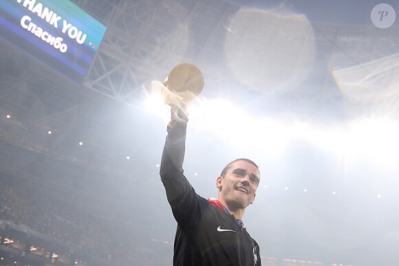Antoine Griezmann avec la Coupe du monde et sa fille Mia lors de la finale de la Coupe du Monde de Football 2018 à Moscou, opposant la France à la Croatie à Moscou le 15 juillet 2018