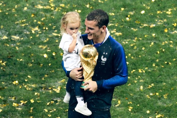 Antoine Griezmann avec la Coupe du monde et sa fille Mia lors de la finale de la Coupe du Monde de Football 2018 à Moscou, opposant la France à la Croatie à Moscou le 15 juillet 2018