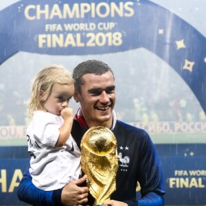 Antoine Griezmann avec la Coupe du monde et sa fille Mia lors de la finale de la Coupe du Monde de Football 2018 à Moscou, opposant la France à la Croatie à Moscou le 15 juillet 2018