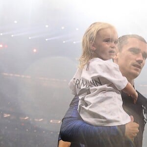 Antoine Griezmann avec la Coupe du monde et sa fille Mia lors de la finale de la Coupe du Monde de Football 2018 à Moscou, opposant la France à la Croatie à Moscou le 15 juillet 2018