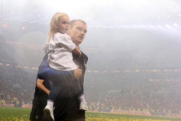 Antoine Griezmann avec la Coupe du monde et sa fille Mia lors de la finale de la Coupe du Monde de Football 2018 à Moscou, opposant la France à la Croatie à Moscou le 15 juillet 2018