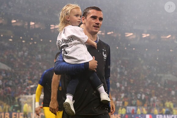Antoine Griezmann avec la Coupe du monde et sa fille Mia lors de la finale de la Coupe du Monde de Football 2018 à Moscou, opposant la France à la Croatie à Moscou le 15 juillet 2018