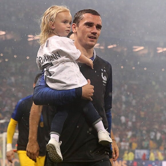 Antoine Griezmann avec la Coupe du monde et sa fille Mia lors de la finale de la Coupe du Monde de Football 2018 à Moscou, opposant la France à la Croatie à Moscou le 15 juillet 2018