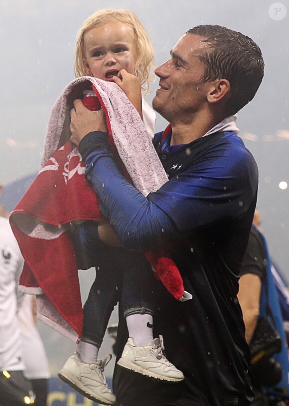 Antoine Griezmann avec la Coupe du monde et sa fille Mia lors de la finale de la Coupe du Monde de Football 2018 à Moscou, opposant la France à la Croatie à Moscou le 15 juillet 2018