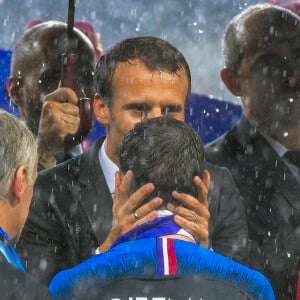 Le président Emmanuel Macron avec Antoine Griezmann - Finale de la Coupe du Monde de Football 2018 en Russie à Moscou, opposant la France à la Croatie (4-2) le 15 juillet 2018 © Moreau-Perusseau / Bestimage