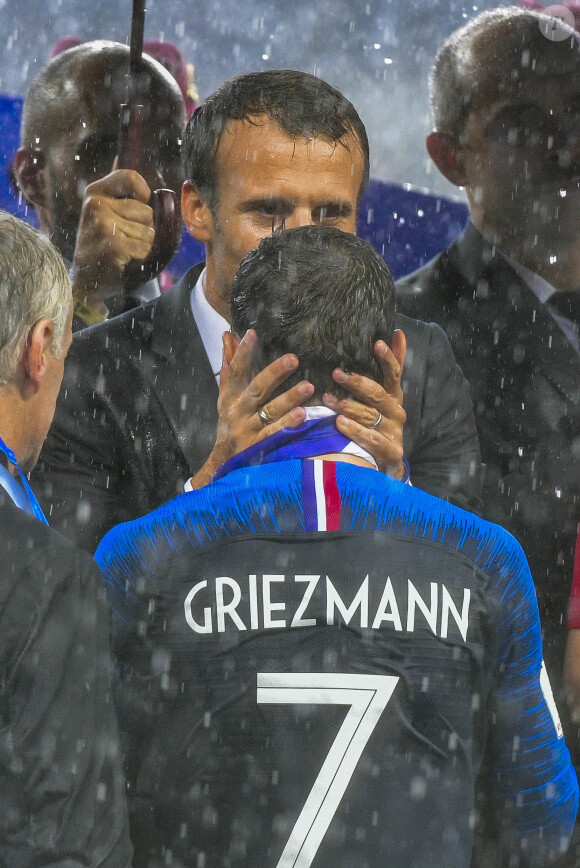 Le président Emmanuel Macron avec Antoine Griezmann - Finale de la Coupe du Monde de Football 2018 en Russie à Moscou, opposant la France à la Croatie (4-2) le 15 juillet 2018 © Moreau-Perusseau / Bestimage
