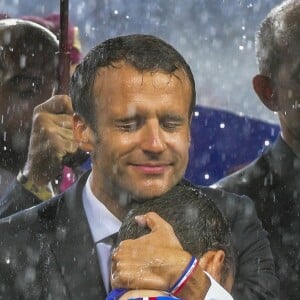 Le président Emmanuel Macron avec Antoine Griezmann - Finale de la Coupe du Monde de Football 2018 en Russie à Moscou, opposant la France à la Croatie (4-2) le 15 juillet 2018 © Moreau-Perusseau / Bestimage