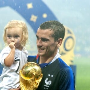 Antoine Griezmann et sa fille Mia - Finale de la Coupe du Monde de Football 2018 en Russie à Moscou, opposant la France à la Croatie (4-2). Le 15 juillet 2018 © Moreau-Perusseau / Bestimage