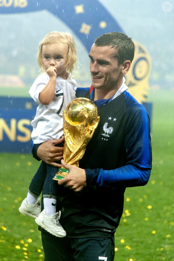 Antoine Griezmann et sa fille Mia - Finale de la Coupe du Monde de Football 2018 en Russie à Moscou, opposant la France à la Croatie (4-2). Le 15 juillet 2018 © Moreau-Perusseau / Bestimage