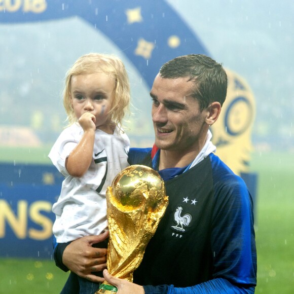Antoine Griezmann et sa fille Mia - Finale de la Coupe du Monde de Football 2018 en Russie à Moscou, opposant la France à la Croatie (4-2). Le 15 juillet 2018 © Moreau-Perusseau / Bestimage