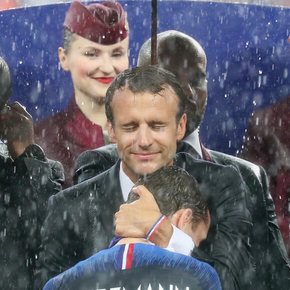 Le président français Emmanuel Macron avec Antoine Griezmann - Finale de la Coupe du Monde de Football 2018 en Russie à Moscou, opposant la France à la Croatie (4-2) le 15 juillet 2018 © Cyril Moreau/Bestimage