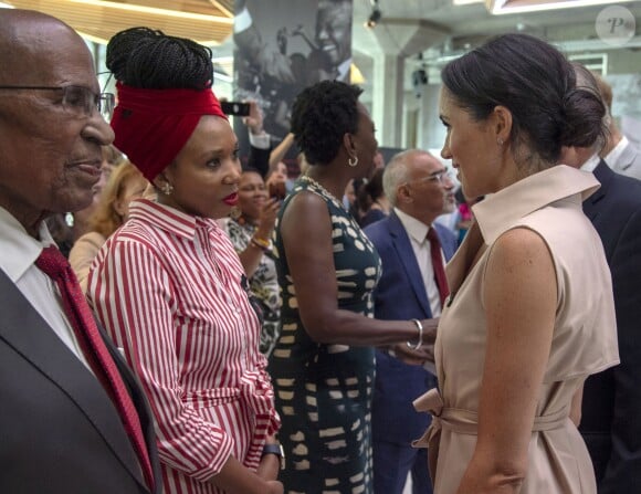 Le prince Harry, duc de Sussex et Meghan Markle, duchesse de Sussex lors de leur visite de l'exposition commémorative de la naissance de Nelson Mandela au centre Southbank à Londres le 17 juillet 2018. Ici avec la petite-fille de Mandela.
