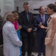Le prince Harry, duc de Sussex et Meghan Markle, duchesse de Sussex lors de leur visite de l'exposition commémorative de la naissance de Nelson Mandela au centre Southbank à Londres le 17 juillet 2018