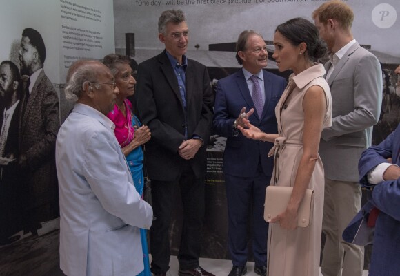 Le prince Harry, duc de Sussex et Meghan Markle, duchesse de Sussex lors de leur visite de l'exposition commémorative de la naissance de Nelson Mandela au centre Southbank à Londres le 17 juillet 2018