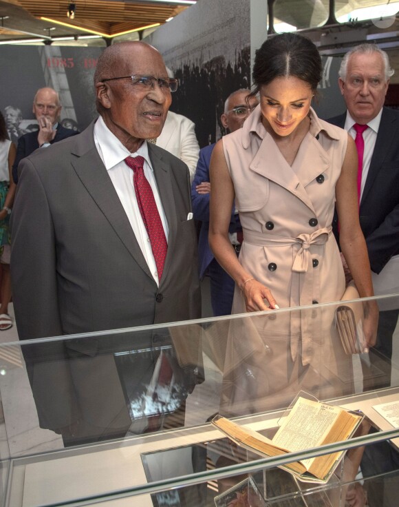 Le prince Harry, duc de Sussex et Meghan Markle, duchesse de Sussex lors de leur visite de l'exposition commémorative de la naissance de Nelson Mandela au centre Southbank à Londres le 17 juillet 2018