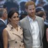 Le prince Harry, duc de Sussex et Meghan Markle, duchesse de Sussex lors de leur visite de l'exposition commémorative de la naissance de Nelson Mandela au centre Southbank à Londres le 17 juillet 2018