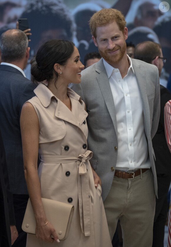 Le prince Harry, duc de Sussex et Meghan Markle, duchesse de Sussex lors de leur visite de l'exposition commémorative de la naissance de Nelson Mandela au centre Southbank à Londres le 17 juillet 2018