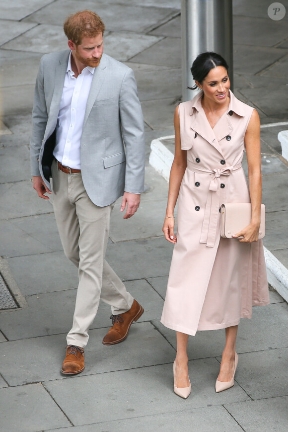 Le prince Harry, duc de Sussex et sa femme Meghan Markle, duchesse de Sussex quittent le centre Southbank après la visite de l'exposition commémorative du centenaire de la naissance de Nelson Mandela à Londres le 17 juillet 2018