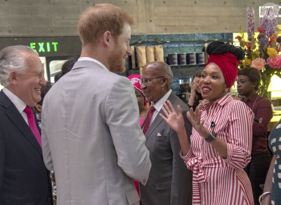 Le prince Harry, duc de Sussex et Meghan Markle, duchesse de Sussex lors de leur visite de l'exposition commémorative de la naissance de Nelson Mandela au centre Southbank à Londres le 17 juillet 2018