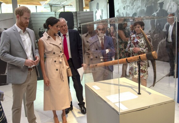 Le prince Harry, duc de Sussex et Meghan Markle, duchesse de Sussex lors de leur visite de l'exposition commémorative de la naissance de Nelson Mandela au centre Southbank à Londres le 17 juillet 2018