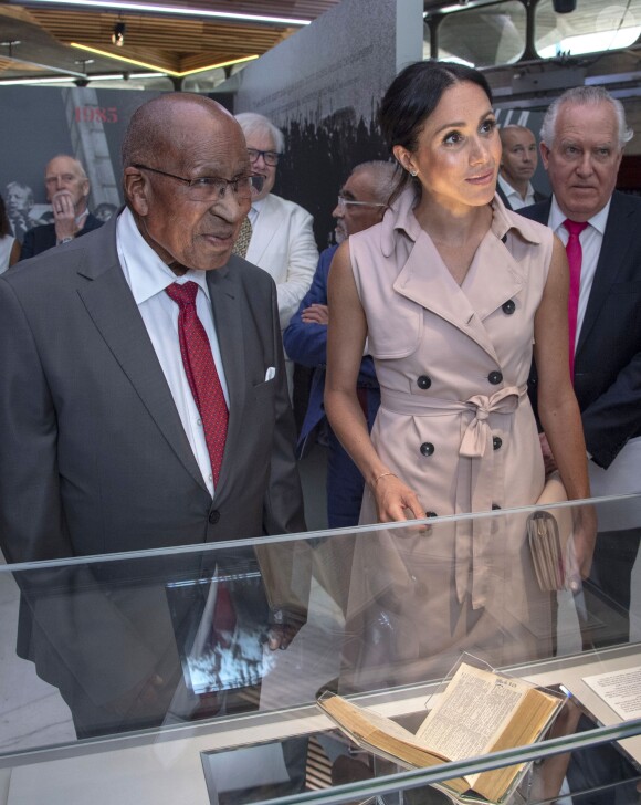 Le prince Harry, duc de Sussex et Meghan Markle, duchesse de Sussex lors de leur visite de l'exposition commémorative de la naissance de Nelson Mandela au centre Southbank à Londres le 17 juillet 2018